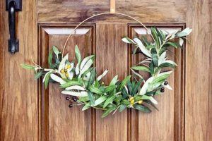 simple-welcoming-entryway-door-wreath